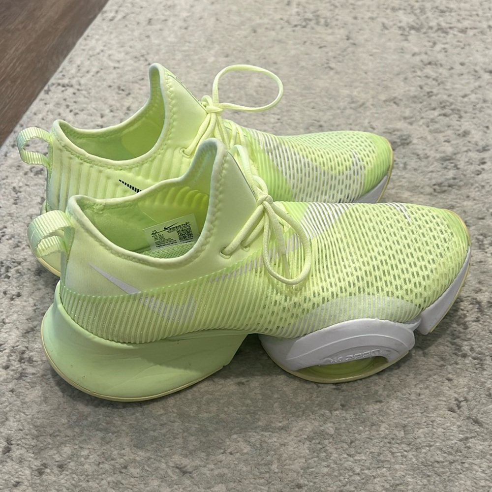 NIKE Superzoom! Highlighter color lightly worn